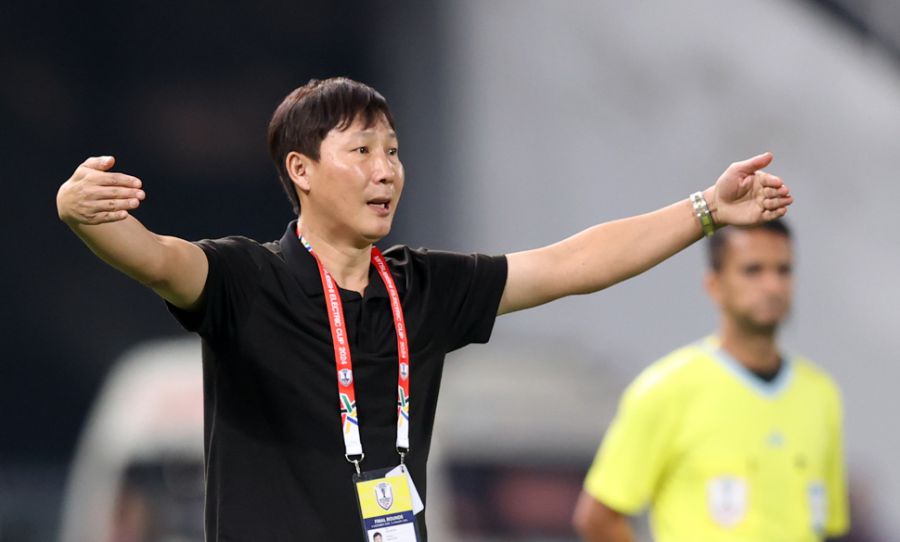 HLV Kim Sang Sik được xóa thẻ vàng trước trận bán kết SEA Games 33 