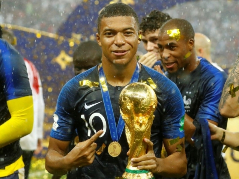 World Cup 2018 đưa Mbappé lên đỉnh thế giới khi anh cùng đội tuyển Pháp vô địch và nhận giải Cầu thủ trẻ xuất sắc nhất.