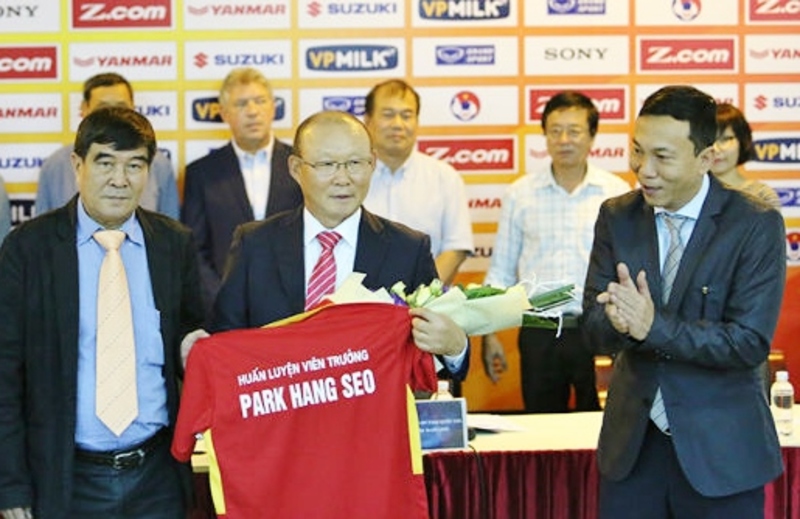 HLV Park Hang Seo ký hợp đồng dẫn dắt đội tuyển Việt Nam vào năm 2017