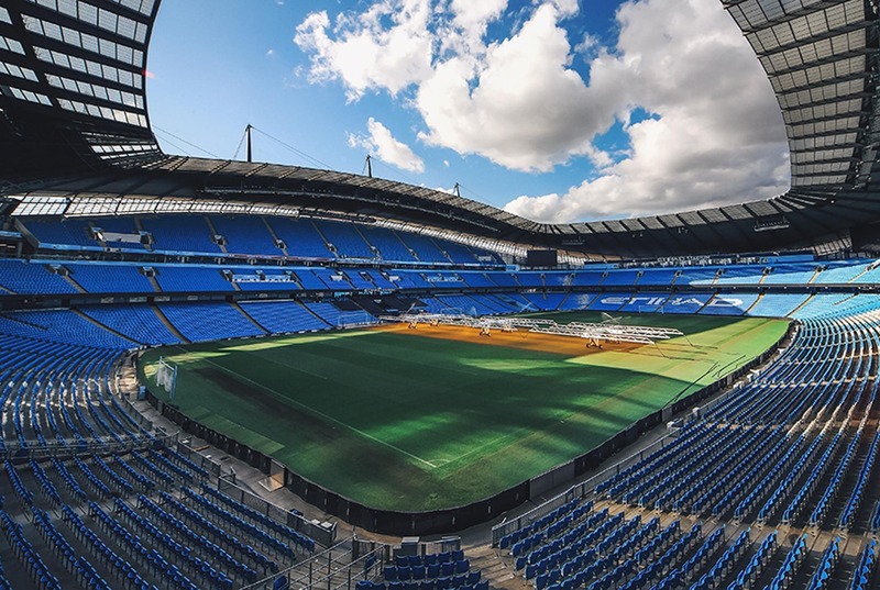 Nằm tại Etihad Campus ở phía Đông Manchester, sân có quy mô lớn và kết nối với nhiều công trình thể thao quan trọng.