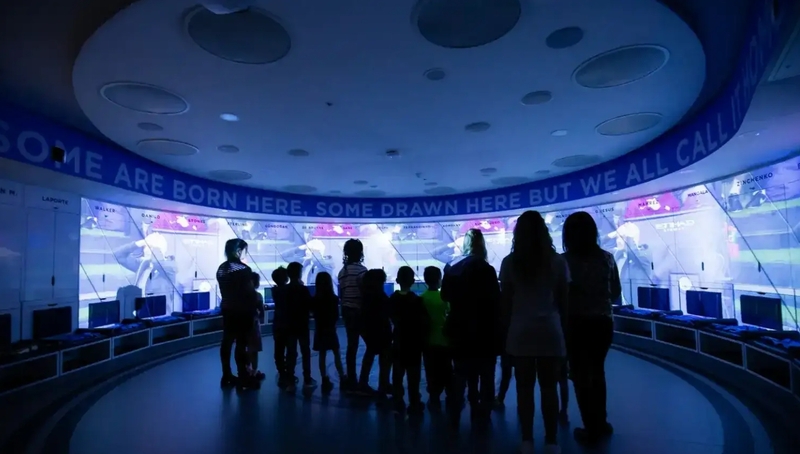 Tour tham quan Etihad Stadium cho phép du khách khám phá phòng họp báo, đường hầm cầu thủ và khu vực sát mặt sân.