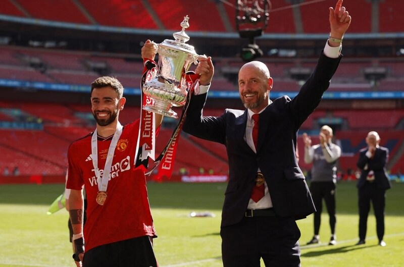 Erik ten Hag giúp đội chủ sân Old Trafford giành thêm 2 danh hiệu