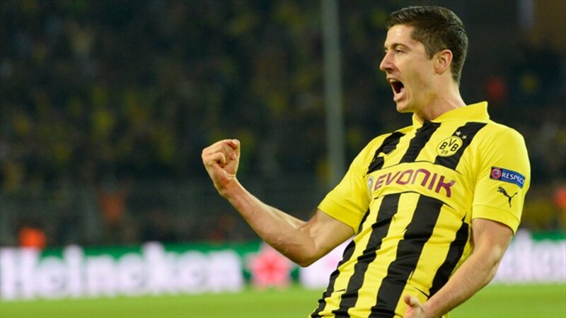 Robert Lewandowski thi đấu bùng nổ trong mày áo Borussia Dortmund