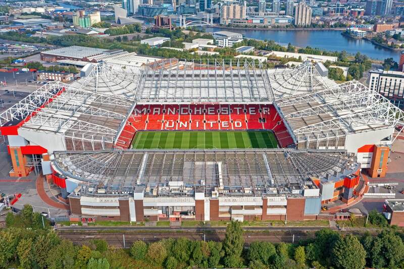 Old Trafford là sân nhà của Manchester United, một trong những sân bóng nổi tiếng nhất nước Anh. 