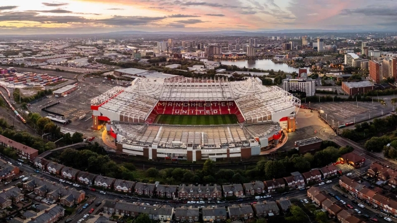 Old Trafford nằm tại Greater Manchester, thuận tiện di chuyển bằng Metrolink, taxi, xe buýt hoặc đi bộ từ các điểm gần sân. 