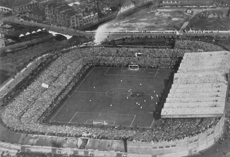 Old Trafford khánh thành năm 1910 và đã trải qua nhiều giai đoạn sửa chữa, mở rộng và hiện đại hóa. 