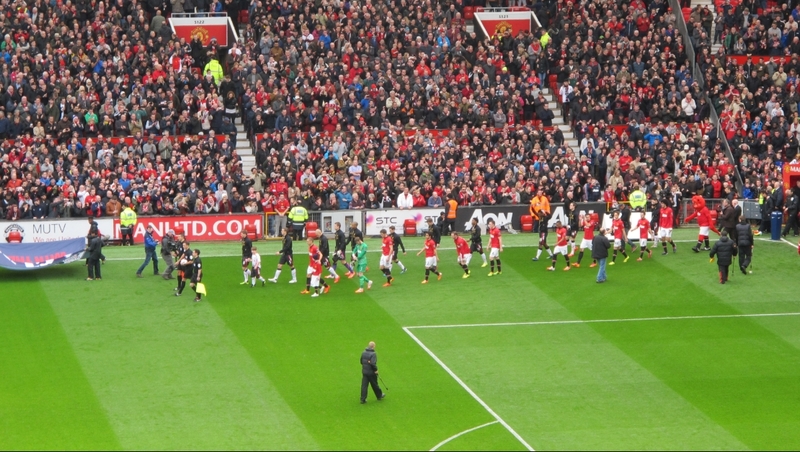 Biệt danh Theatre of Dreams gắn với những trận đấu kịch tính, huyền thoại sân cỏ và ký ức đặc biệt của người hâm mộ Manchester United. 