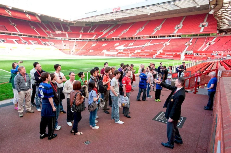 Tour tham quan Old Trafford giúp người hâm mộ khám phá bảo tàng, phòng thay đồ, đường hầm cầu thủ và các khu vực đặc biệt của sân. 
