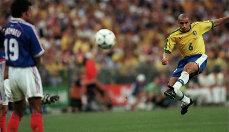 Roberto Carlos được xem là một trong những hậu vệ trái vĩ đại nhất lịch sử bóng đá thế giới.