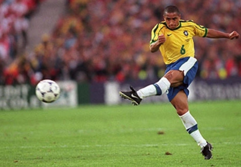 Roberto Carlos thay đổi cách nhìn về hậu vệ trái nhờ khả năng tấn công, tốc độ và những cú sút uy lực.