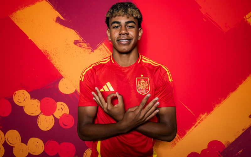 Lamine Yamal là cầu thủ trẻ người Tây Ban Nha, trưởng thành từ La Masia và đang tỏa sáng trong màu áo Barcelona.
