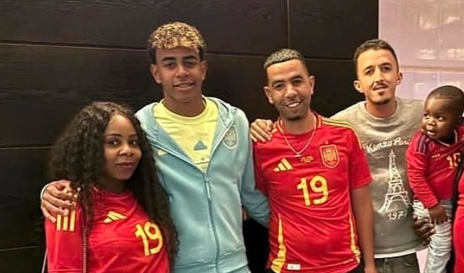 Lamine Yamal là con trai của Mounir Nasraoui và Sheila Ebana, mang trong mình nguồn gốc đa văn hóa.