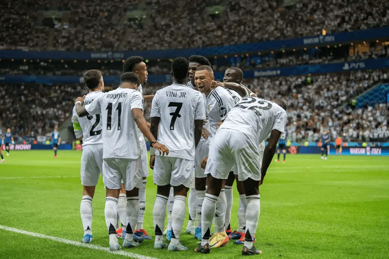 Thánh đường Santiago Bernabéu với sức chứa hơn 85.000 chỗ ngồi là sân nhà của Real Madrid.