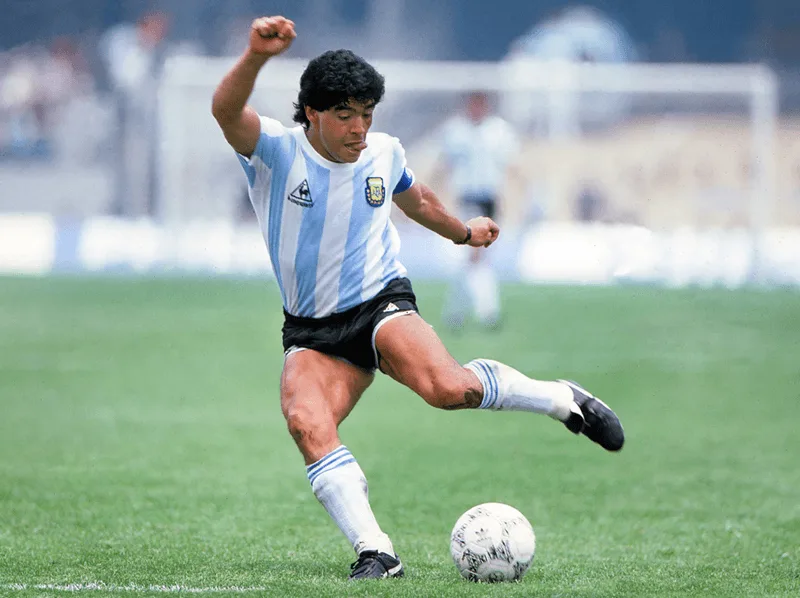 Diego Armando Maradona — "Cậu bé vàng" vĩ đại với lối đá ma mị và cá tính nổi loạn làm thay đổi lịch sử bóng đá.