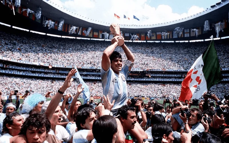 Maradona tỏa sáng rực rỡ tại sân La Bombonera, giúp Boca Juniors giành chức vô địch quốc gia năm 1981.