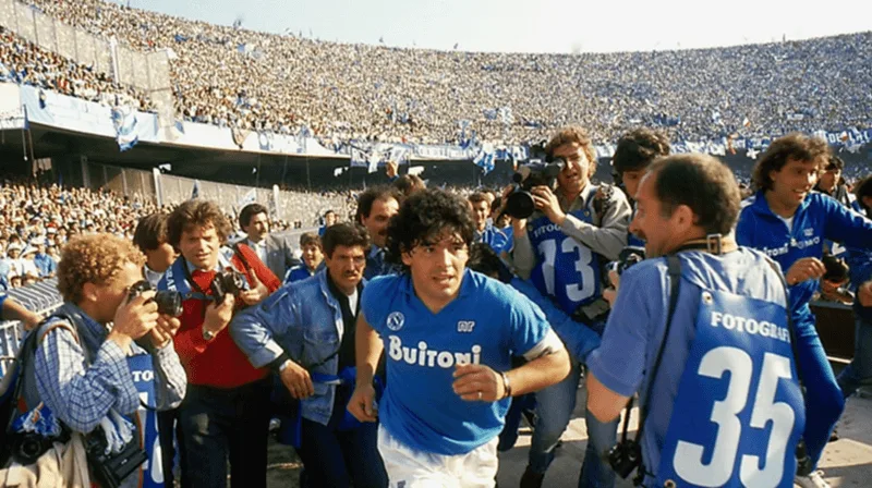 Diego Maradona trong vòng vây người hâm mộ Napoli — nơi ông được tôn sùng như một vị thần cứu rỗi miền Nam nước Ý.