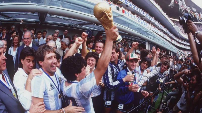 Người hùng Diego Maradona kiêu hãnh nâng cao chiếc cúp vàng vinh quang sau khi gồng gánh tập thể Argentina bước lên đỉnh thế giới.