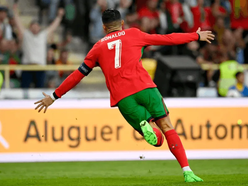 Ronaldo trong màu áo tuyển Bồ Đào Nha - nam cầu thủ ghi nhiều bàn thắng quốc tế nhất lịch sử.