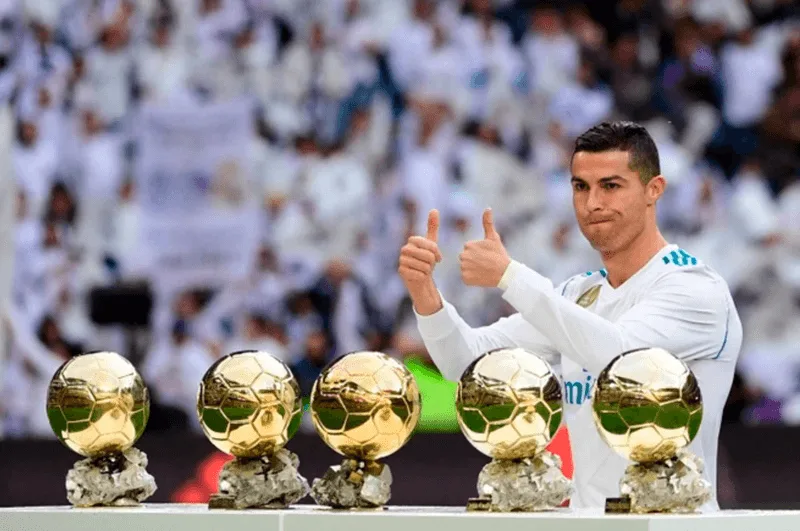 Bộ sưu tập 5 Quả bóng vàng (Ballon d'Or) danh giá trong phòng truyền thống của siêu sao số 7.